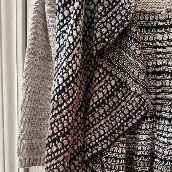 The Pyramid Collection Black and Gray Cardigan - Picture 4 of 9